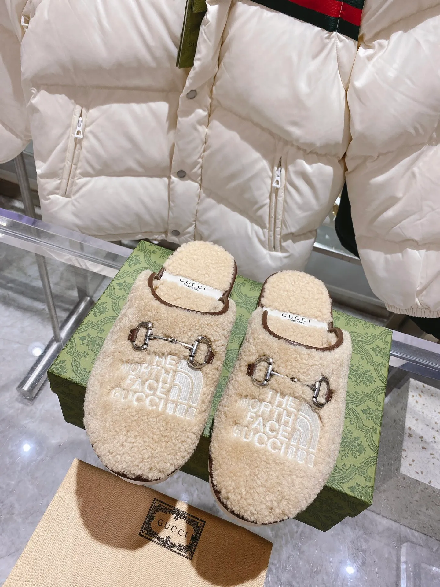 👟👟Ex-factory price 480👟👟Gucci official website collaboration foreign trade hot-selling autumn and winter 🐑wool slippers. This pair of sandals is part of The North Face x Gucci series, which connects two brands with similar history and values ​​to celebrate the spirit of exploration. The pieces feature a range of vibrant prints, with merino wool embroidered with The North Face x Gucci logo, florals and forest-inspired patterns. Beige Merino wool Unisex The North Face x Gucci Logo web label Rubber foam sole Flat Made in Italy Women’s sizes 36-40 Men’s sizes 39-48